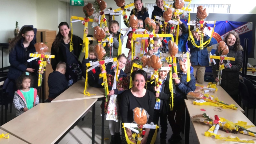 Kinderen van de E.K. Leiden poseren met hun Palmpasenstok