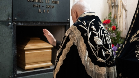 M. l’abbé Jean-Yves Cottard bénit une dernière fois le cercueil avant la fermeture du Caveau.