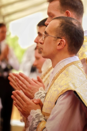 ... pour concélébrer la messe avec l'évêque