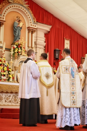 Chasuble dépliée, le prêtre a reçu le pouvoir de confesser