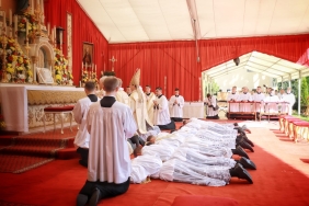 Prostration pendant les litanies des saints